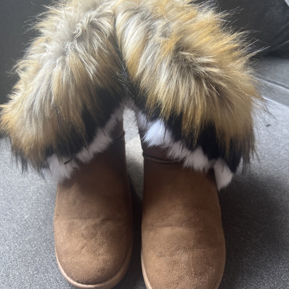 Women's tan fur boots Size 40